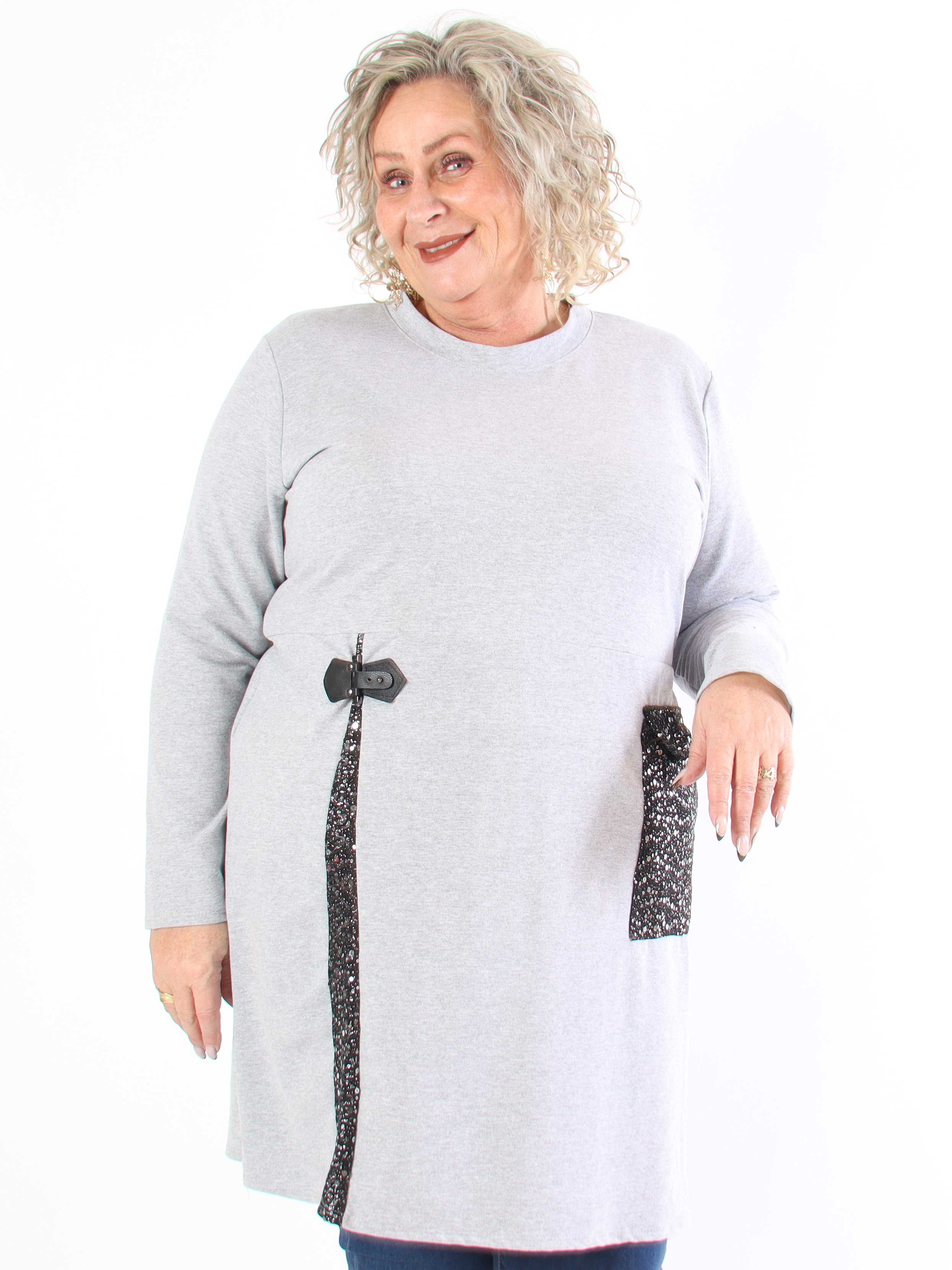 Micha - Plus size-klänning i bomull utsmyckad med paljetter